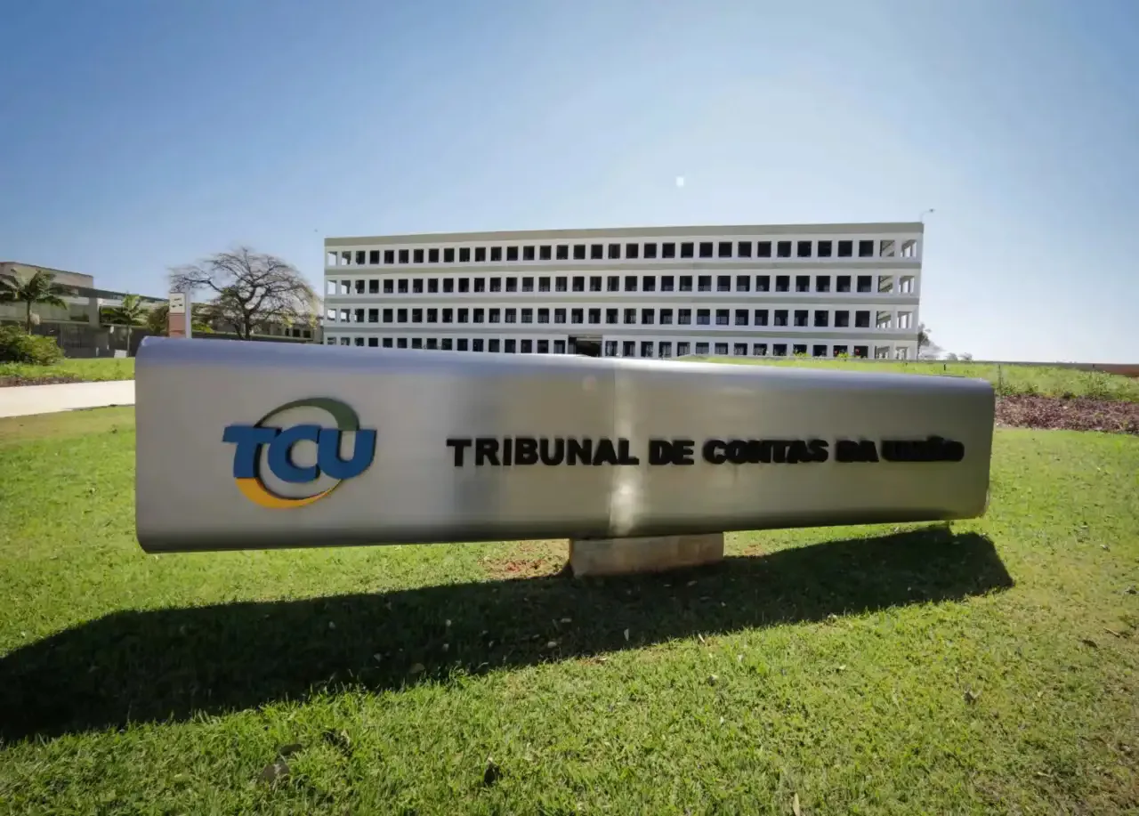 Placa do Tribunal de Contas da União em frente ao edifício do TCU.